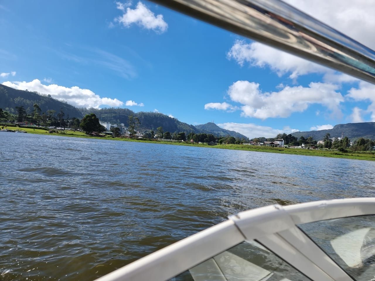 Picture through a speedboat of a river